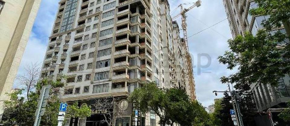 Bakı Sağlamlıq mərkəzinin yanında 4 otaqlı mənzil satılır/119 kv.m.