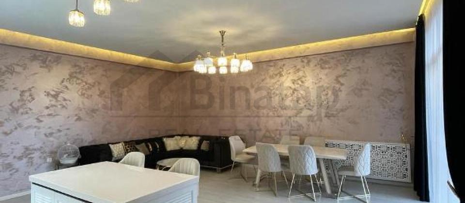 8 Noyabr m/s'na yaxın məsafədə 4 otaqlı mənzil satılır/130 kv.m. - 2