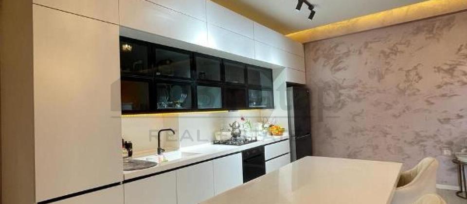 8 Noyabr m/s'na yaxın məsafədə 4 otaqlı mənzil satılır/130 kv.m. - 4