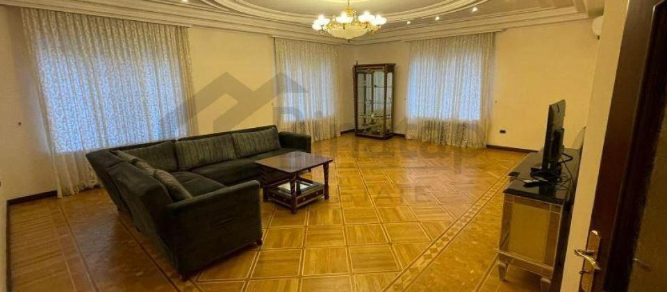 Zabitlər parkı, Türkiyə Səfirliyi və Maliyyə Nazirliyinin yanında 4 otaqlı mənzil satılır/196 kv.m. - 2