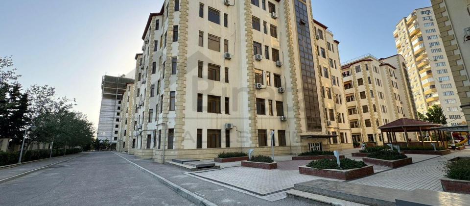 Gənclik parkının yanında 3 otaqlı mənzil satılır/135 kv.m.