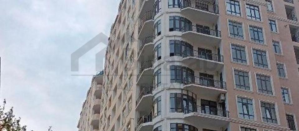 Təfəkkür Universitetinin yanında 3 otaqlı mənzil satılır/110 kv.m.