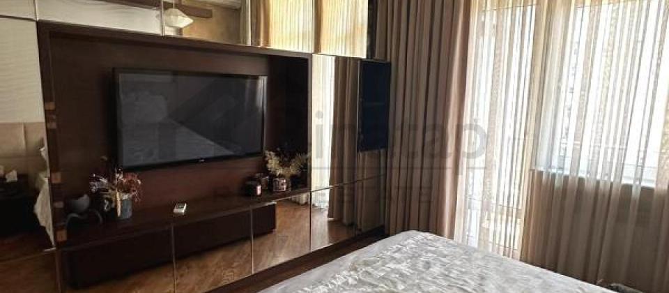 Tbilisi prospekti, 8 Noyabr m/s yaxın 2 otaqlı mənzil satılır/50 kv.m. - 6