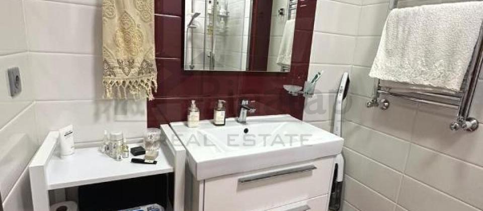 Tbilisi prospekti, 8 Noyabr m/s yaxın 2 otaqlı mənzil satılır/50 kv.m. - 10