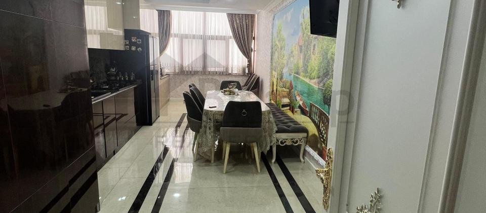 28 Mall ticarət mərkəzinə 2 dəqiqəlik məsafədə 4 otaqlı mənzil satılır/250 kv.m. - 8