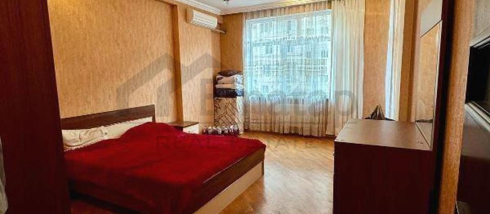 İnşaatçılar prospekti, 16№li Poliklinikanın yanında 3 otaqlı mənzil satılır/123 kv.m. - 2