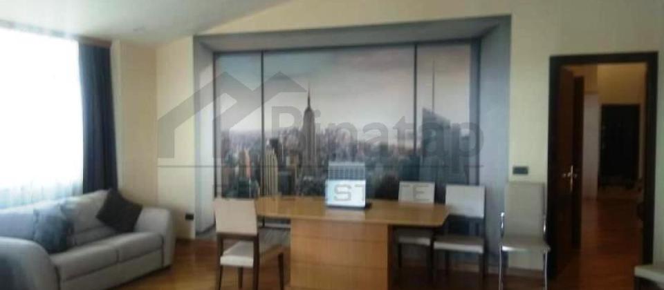 28 May m/s, Səməd Vurğun bağının yanında 3 otaqlı mənzil satılır/135 kv.m. - 2