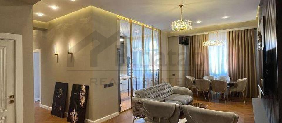 8 Noyabr m/s yaxın məsafədə 3 otaqlı mənzil satılır/113 kv.m. - 2