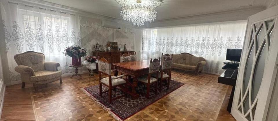 Nəriman Nərimanov heykəlinin yanında 4 otaqlı mənzil satılır/140 kv.m. - 2