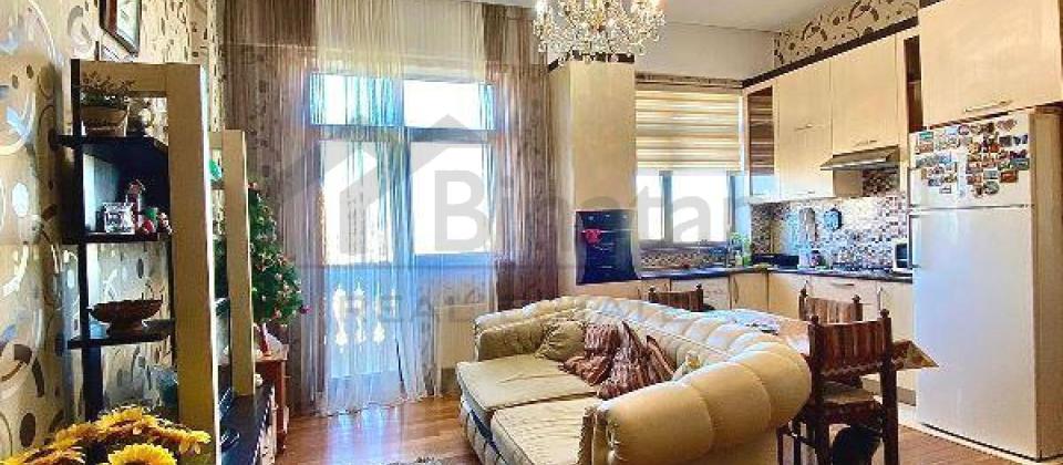 Hüseyn Cavid parkı və Elmlər Akademiyası m/s na ynında 3 otaqlı mənzil satılır/93 kv.m. - 2