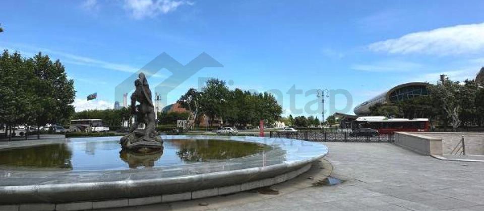 Merkez..! Bulvar, Azneft dairesi ve Funikulyor'un yaninda 5 otaqli menzil satilir/143 kv.m. - 2