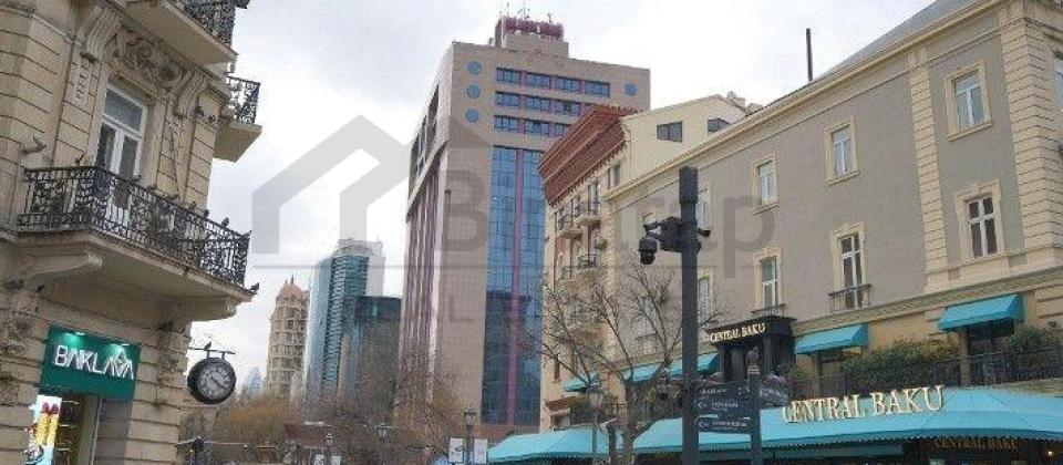 Merkez..! Torqovi, Fevvareler meydanina yaxin 4 otaqli menzil satilir/176 kv.m. - 2