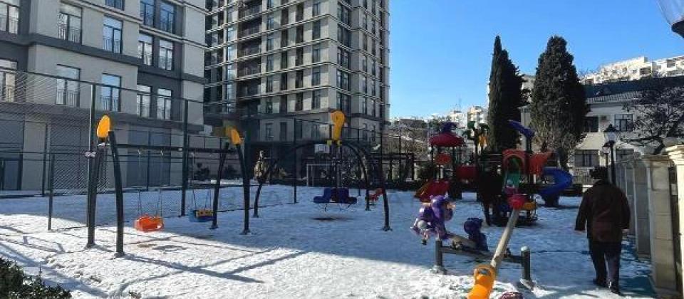 Heyder Eliyev merkezi ve Nerimanov m/s yaxin 2 otaqli temirsiz menzil satilir/82 kv.m. - 2