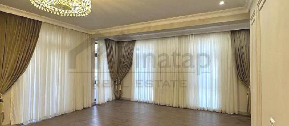 Zabitler parkinin yaninda 4 otaqli mohteshem menzil satilir/190 kv.m. - 2