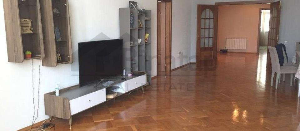6ci parallel, Statistika Komitesi ve Merkezi parkin yaninda 4 otaqli menzil satilir/165 kv.m. - 6
