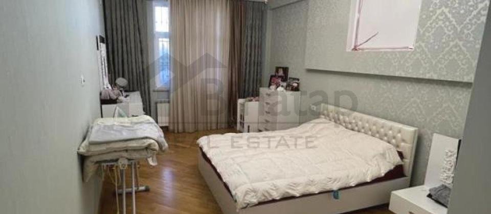 Zerife Eliyeva parki ve Nesimi m/s yaxin 3 otaqli menzil satilir/138 kv.m. - 2