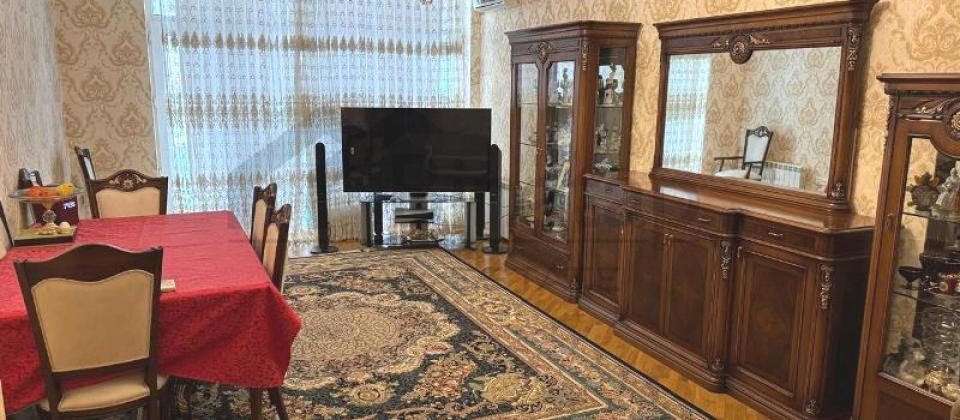 Elmler Akademiyasi m/s yaninda 3 otaqli menzil satilir/140 kv.m. - 2