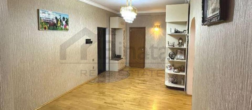 Tbilisi prospekti, 8 Noyabr m/s yaxin 4 otaqli menzil satilir/177 kv.m. - 9