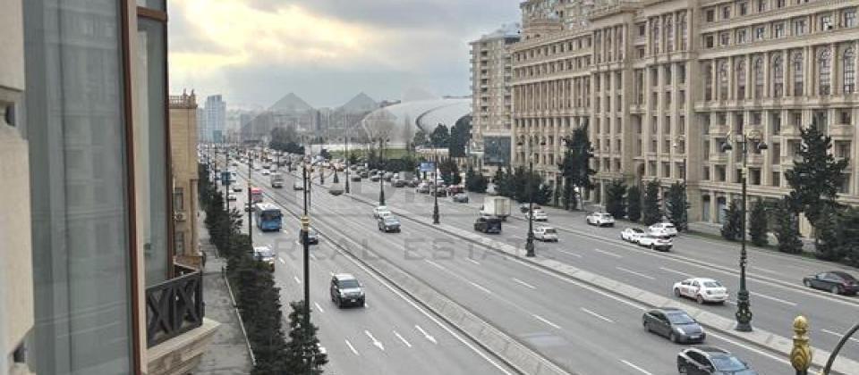 Heyder Eliyev merkezi ve Ressamliq Akademiyasina yaxin 7 otaqli menzil satilir/251 kv.m. - 2