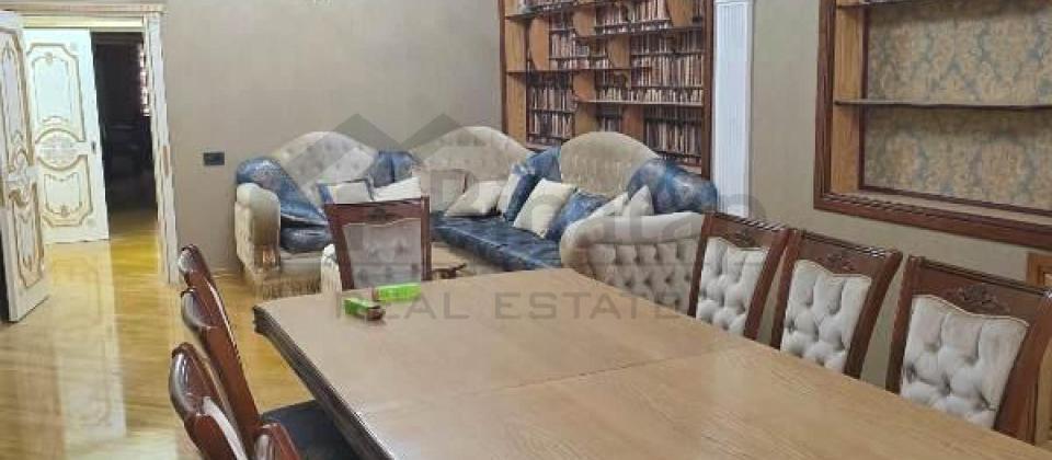 28 May m/s yaninda 4 otaqli menzil satilir/142 kv.m. - 2