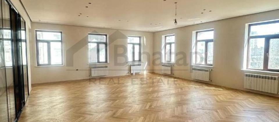 Musabeyov parki, Elmler Akademiyasi m/s yaxin 4 otaqli menzil satilir/271 kv.m. - 2