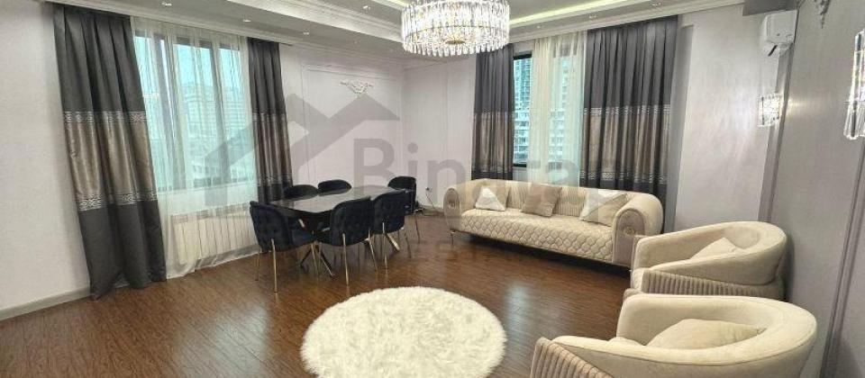 Tibb Universitetinin yaninda 3 otaqli menzil satilir/126 kv.m. - 2