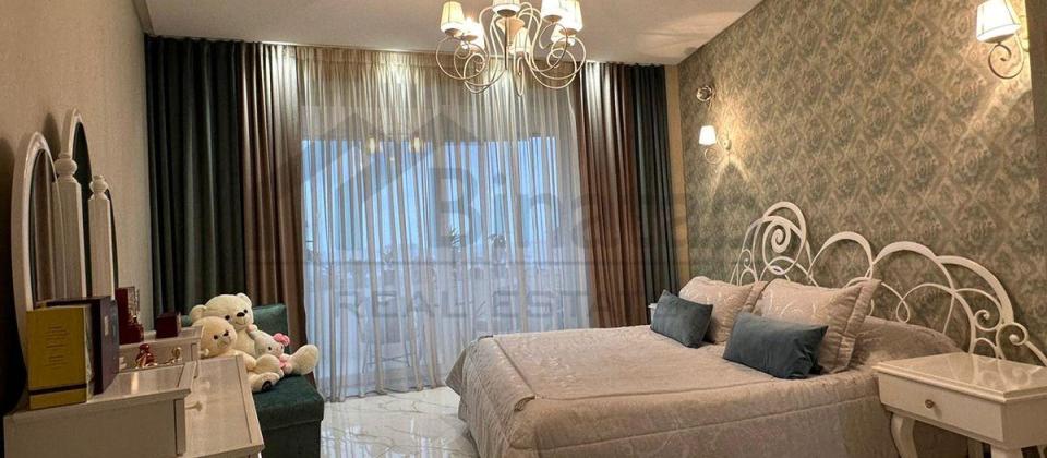 Ayna Sultanova heykelinın  yanında. - 10