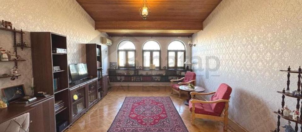 Yasamal parkinin yani, İnshaatchilar m/s yaxin 4 otaqli menzil satilir/150 kv.m. - 2