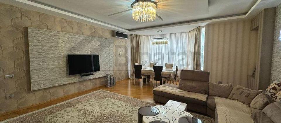 Yashil Ada ushaq bagchasinin yani, 8 Noyabr m/s yaxin 4 otaqli menzil satilir/200 kv.m. - 2