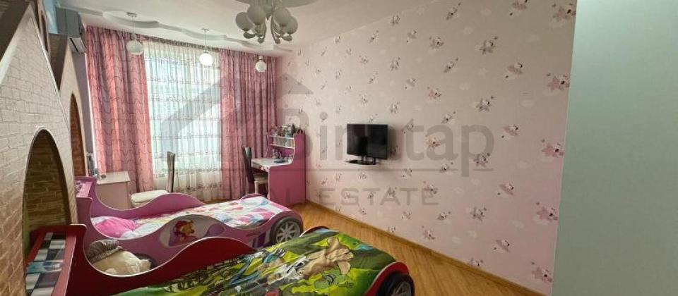 Yashil Ada ushaq bagchasinin yani, 8 Noyabr m/s yaxin 4 otaqli menzil satilir/200 kv.m. - 10