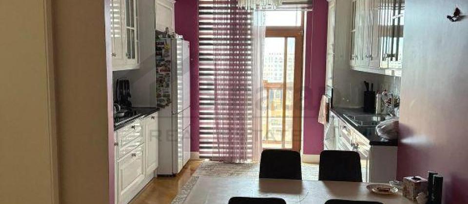 Musabeyov parki, Elmler Akademiyasi m/s yaxin 4 otaqli menzil satilir/162 kv.m. - 2