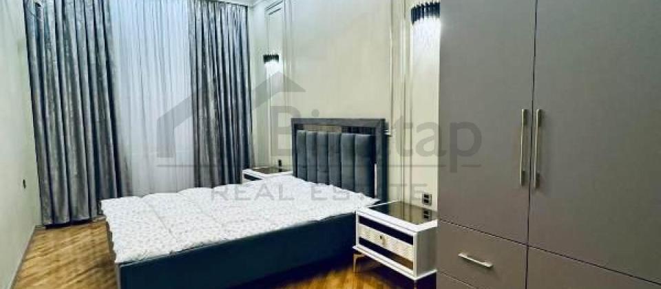 6ci parallel, Statistika Komitesi ve Merkezi parkin yaninda 4 otaqli menzil satilir/150 kv.m. - 6