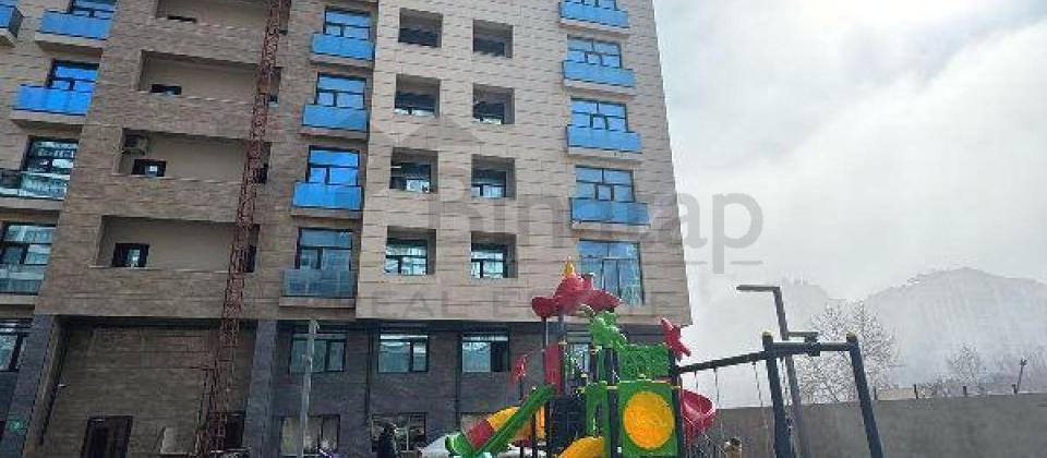 Azadliq prospekti, 28 May m/s yaninda 4 otaqli temirsiz menzil satilir/195 kv.m. - 2