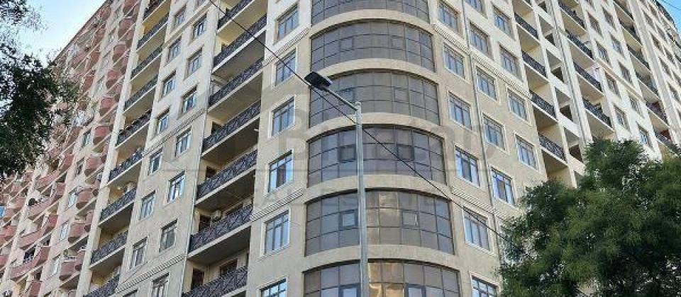 Heyder Eliyev merkezi ve Sherq bazarina yaxin 3 otaqli temirsiz menzil satilir/158 kv.m. - 2