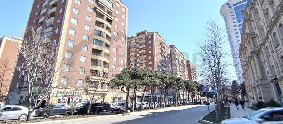 ZABITLƏR PARKININ  üzbə-üz (Mamedin  binasında). - 3