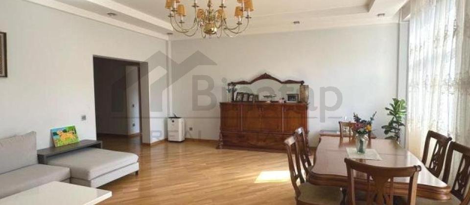 28 May m/s ve Semed Vurgun parkinin yaninda 4 otaqli menzil satilir/180 kv.m. - 2