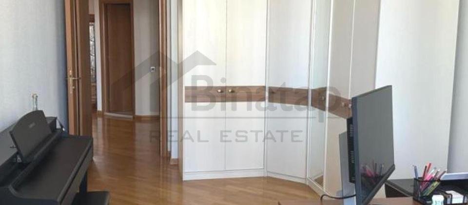 28 May m/s ve Semed Vurgun parkinin yaninda 4 otaqli menzil satilir/180 kv.m. - 6