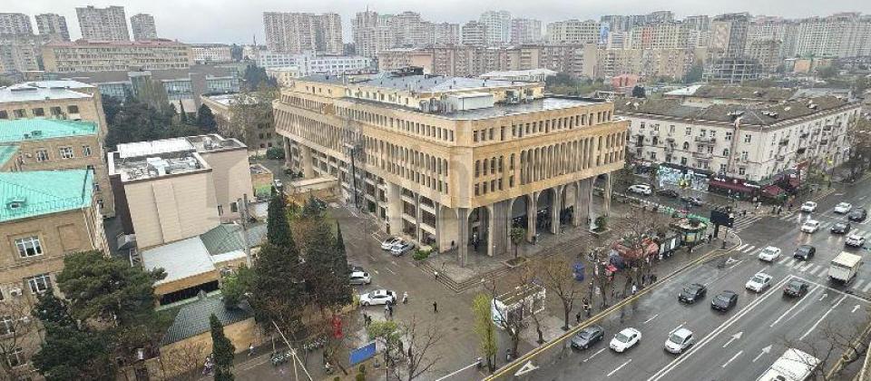 Huseyn Cavid parki ve Elmler Akademiyasi m/s yaninda 1 otaqli menzil satilir/60 kv.m. - 12