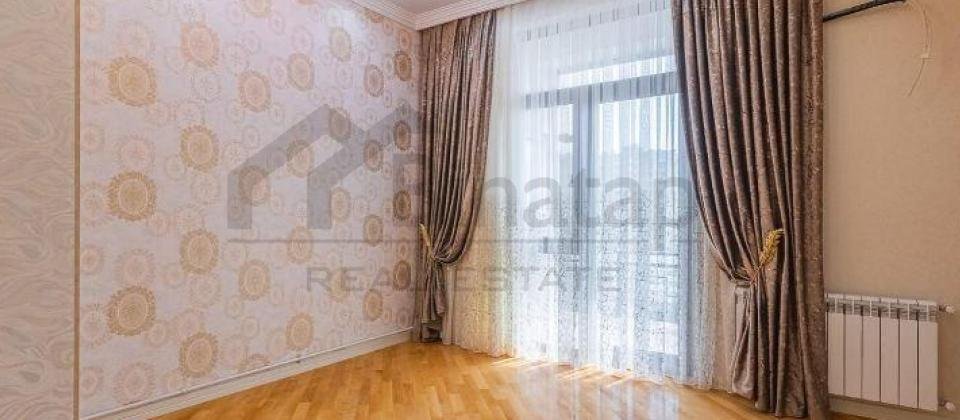 İnqlab, 8 Noyabr ve Tibb Universitetine yaxin 3 otaqli menzil satilir/102 kv.m. - 2
