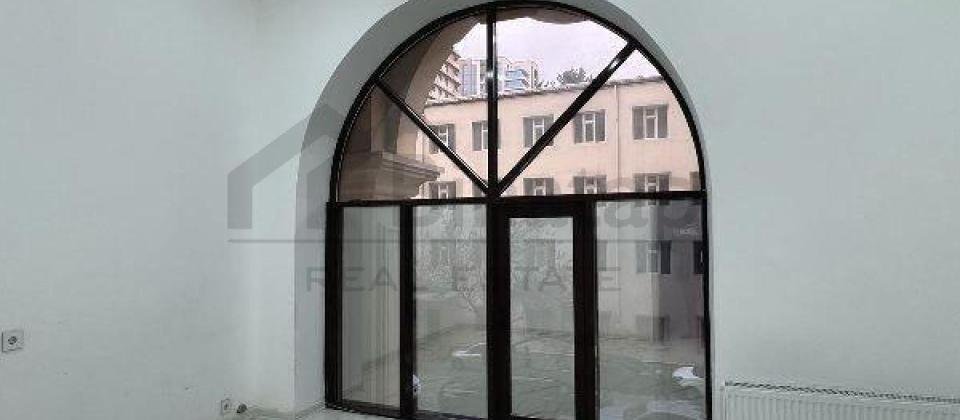 Qish parkinin yani, Nizami ve 28 May m/s yaxin 12 otaqli ofis icareye verilir/400 kv.m. - 11