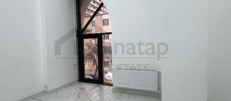 Qish parkinin yani, Nizami ve 28 May m/s yaxin 12 otaqli ofis icareye verilir/400 kv.m. - 12