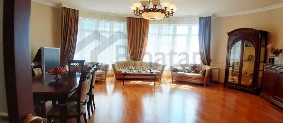 Satılır 4 otaqlı yeni tikili 245 m², 28 May m. - 2
