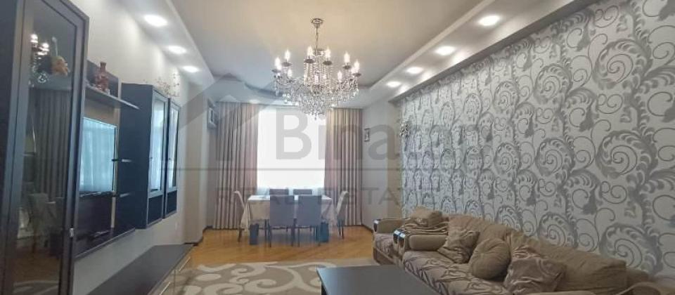 Dərnəgül, 8ci mkrn, Elite ticarət mərkəzinin yanında 3 otaqlı mənzil satılır/115 kv.m.