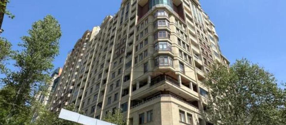 4 otaqli menzil satilir/Merkez..! Heyder Eliyev sarayinin yaninda yerleshir - 2