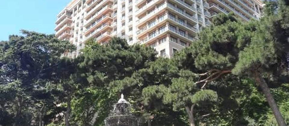 4 otaqli menzil satilir/200 kv.m., Nizami m/s, İzmir parkinin yaninda yerleshir