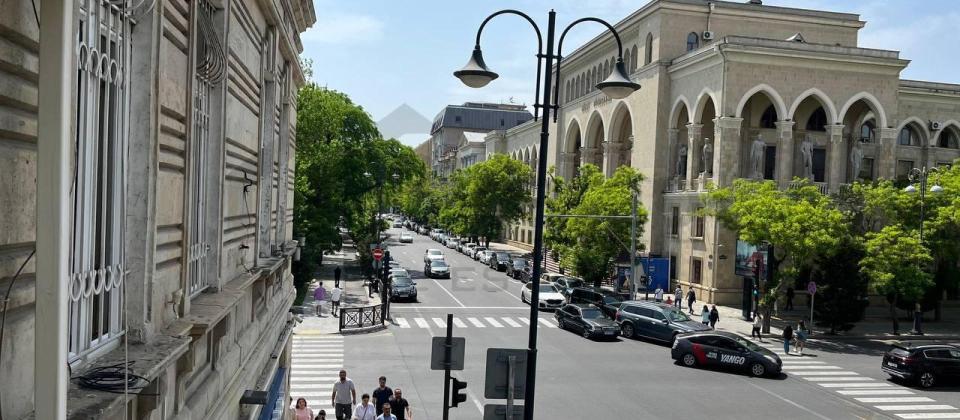 Satılır 3 otaqlı köhnə tikili 145 m², Sahil m.