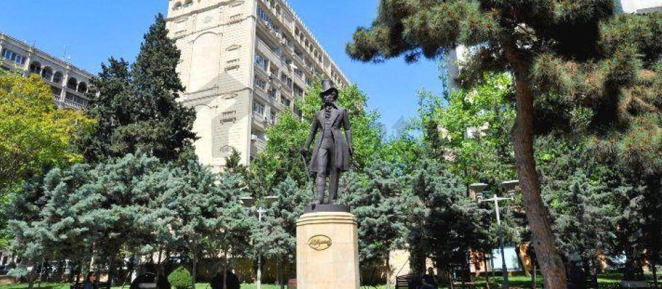 3 otaqlı mənzil satılır/113 kv.m. Mərkəz..! Hökümət Evinin yanında yerləşir