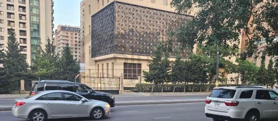 3 otaqlı mənzil satılır/70 kv.m., Musabəyov parkının yanı, İnşaatçılar və E.Akademiyası m/s yaxındır