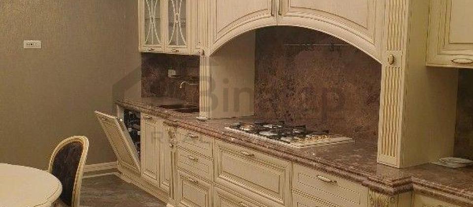 4 otaqlı mənzil satılır/200 kv.m., Axundov bağı və İçərişəhər m/s yanında yerləşir