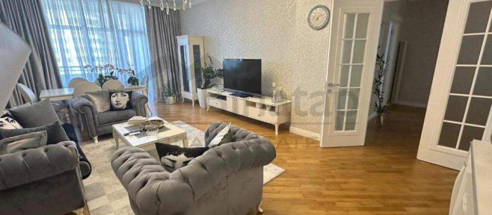 3 otaqlı mənzil satılır/148.5 kv.m., Musabəyov parkı, Elmlər Akademiyası m/s və BDU ya yaxındır